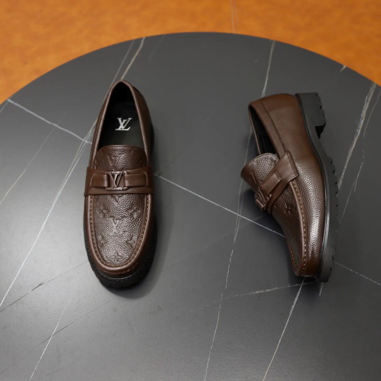 Ex-factory price: 600💰Louis Vuitton LV men's classic Oxford shoes, men's business formal boutique leather shoes, classic style, almond kernel exquisite toe, ultimate art, the whole shoe is made of imported cow leather (open edge beads), carefully selected, fine pores, excellent gloss, soft texture, strong toughness, durable and not easy to deform, apricot fetal cowhide leather lining, soft and comfortable, sweat-absorbent and breathable. Foam outsole, original box and dust bag packaging! Size: 38–44 (45/46 customized)